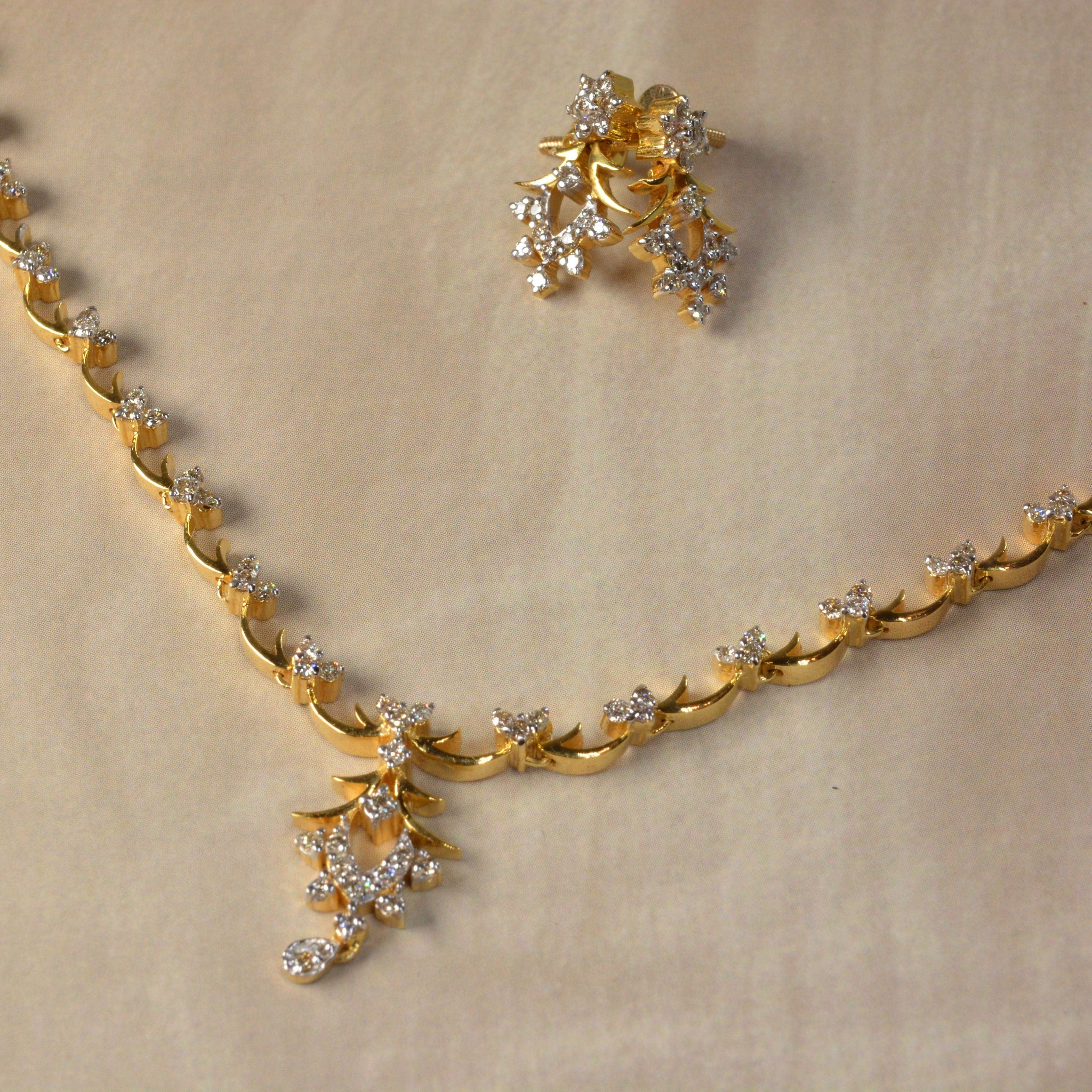 Lightweight Diamond Necklace Set